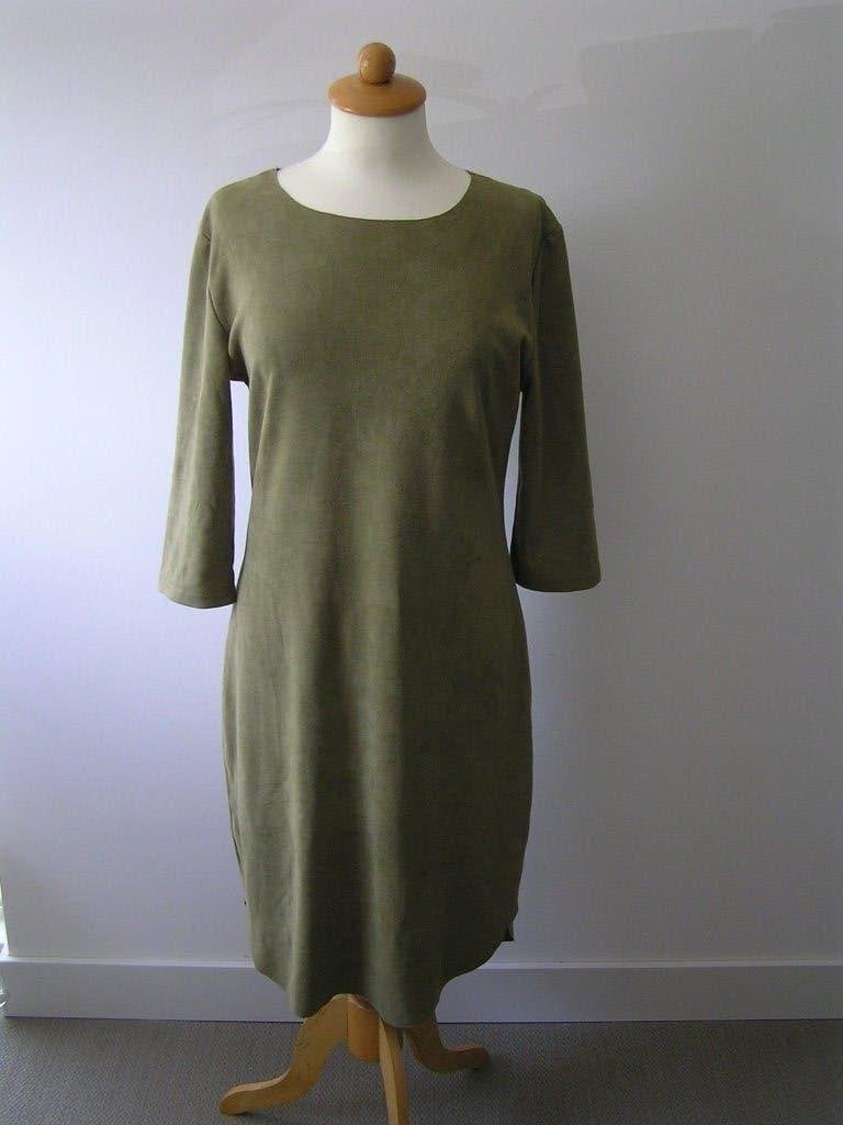 Olijfgroene "suede" jurk., Maat 38/40 (M), Nieuw, Ophalen of Verzenden, Boven de knie