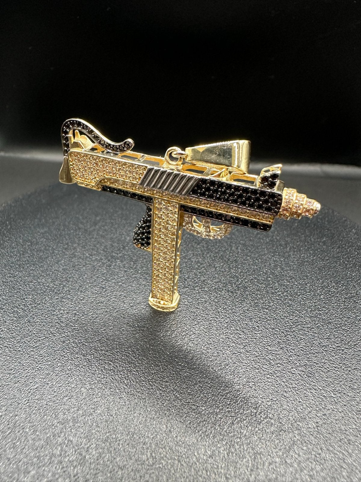 14k Gouden Uzi Hanger met Onyx en Zirkonia, Overige voorstellingen, Nieuw, Ophalen of Verzenden, Met edelsteen