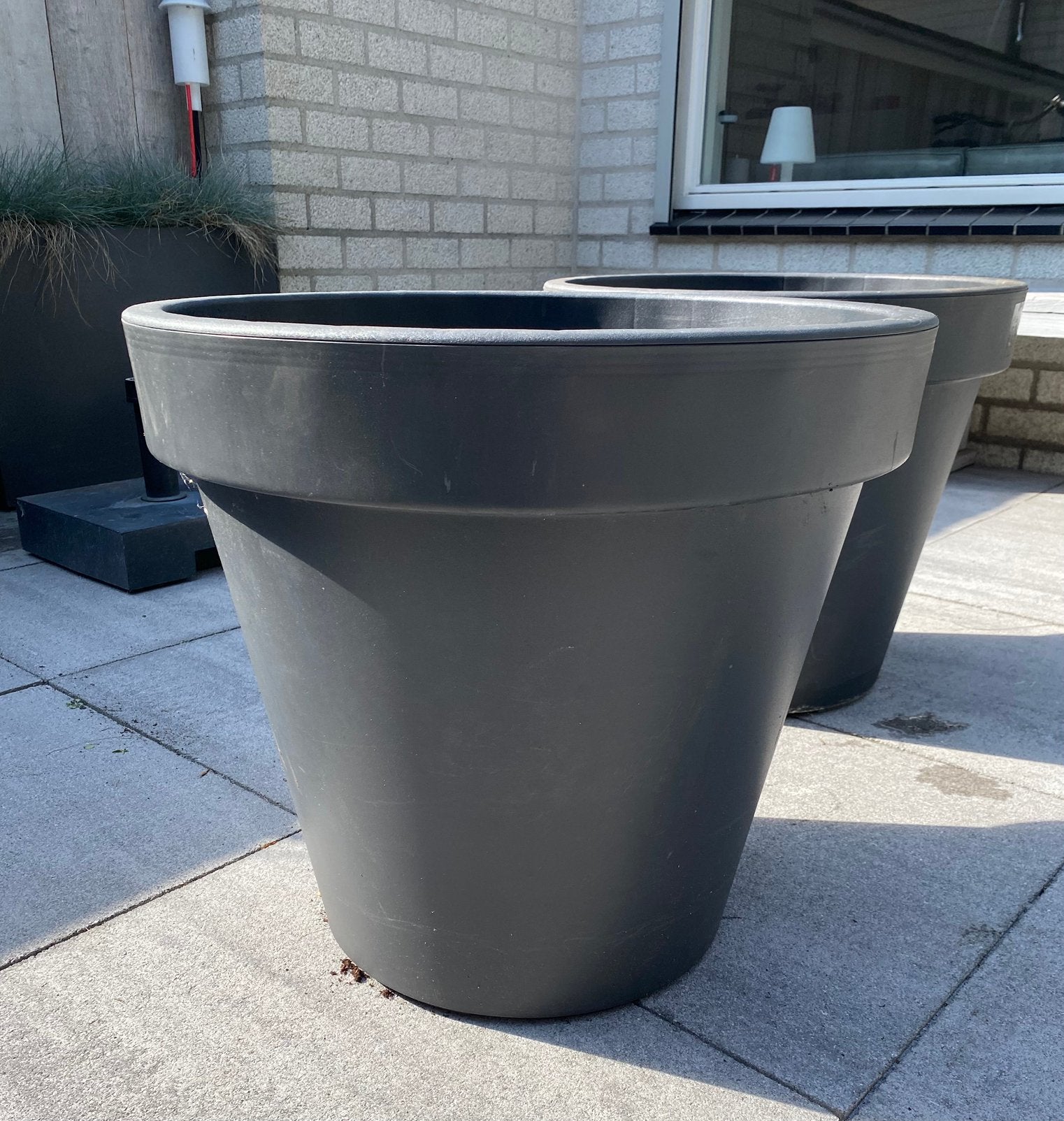 2 grote grijze bloempotten, Ophalen, Gebruikt, Rond, Kunststof