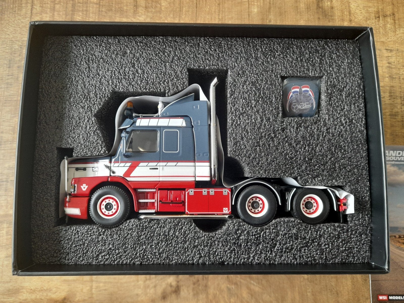 Scania 143 Torpedo Back to the oldskool / Van der Hart WSI, Ophalen of Verzenden, Nieuw, Bus of Vrachtwagen, Wsi