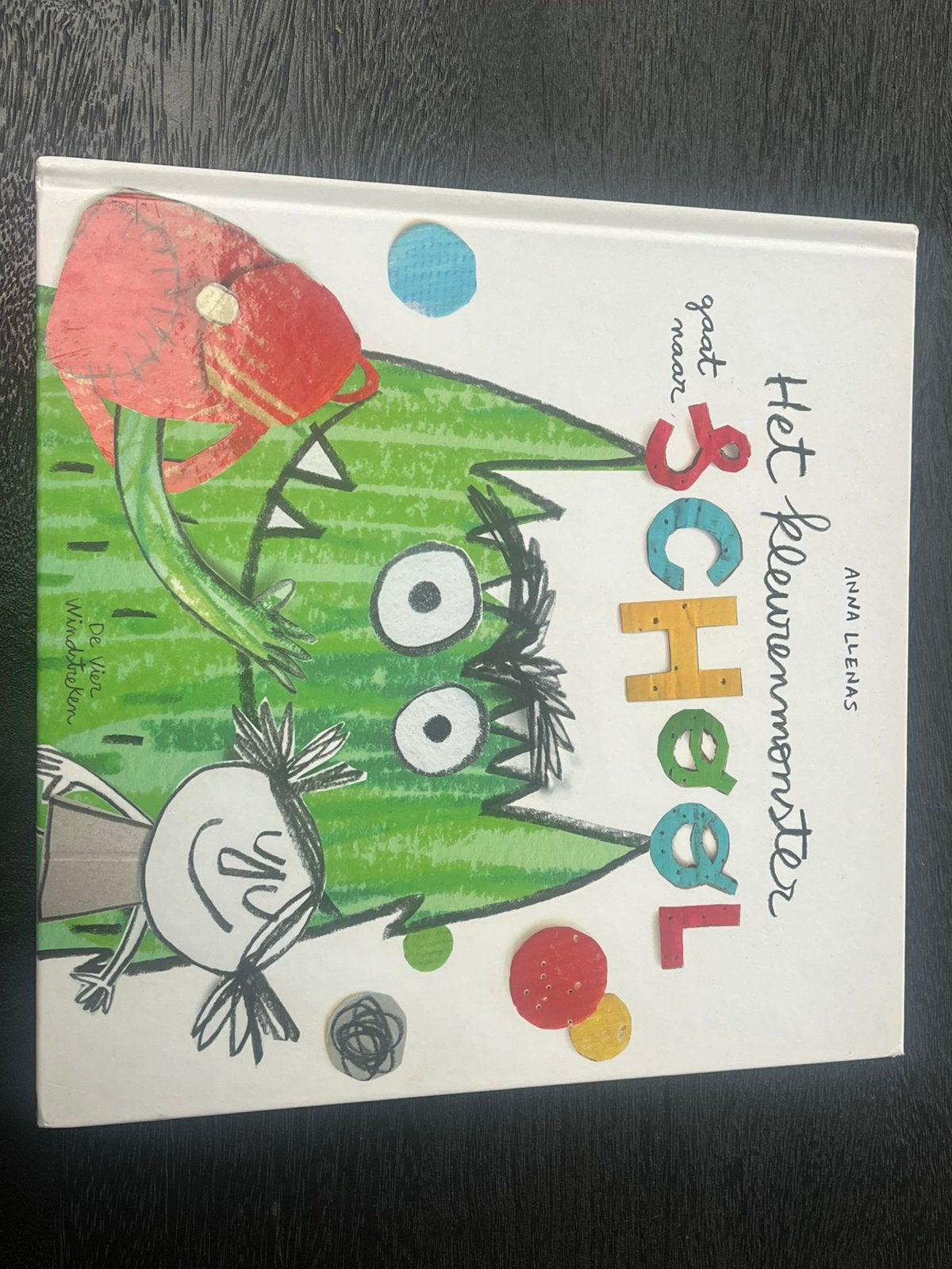 Boek ‘Het kleurenmonster gaat naar school’ - Anna Llenas, Boeken, Ophalen of Verzenden, Zo goed als nieuw, Fictie algemeen
