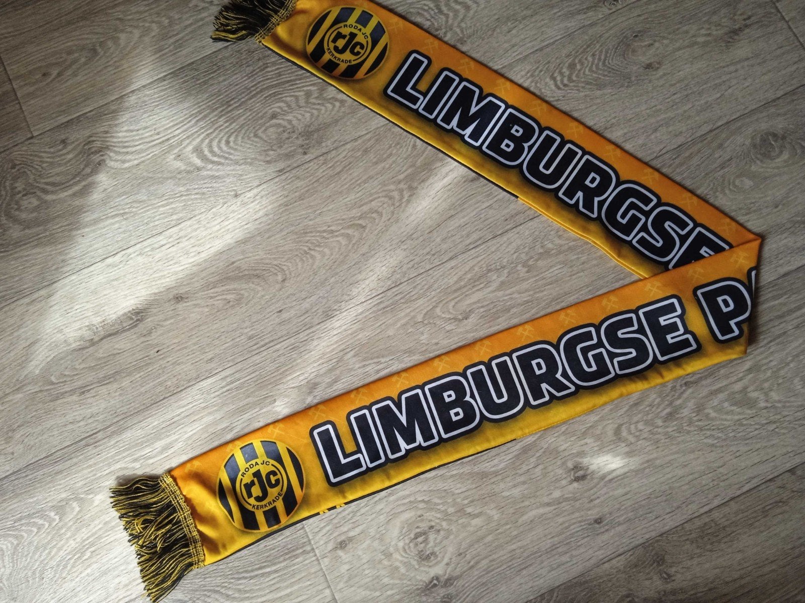 Roda JC sjaal - Limburgse Passie - Rabobank, Verzamelen, Ophalen of Verzenden, Zo goed als nieuw, Roda JC, Vaantje of Sjaal