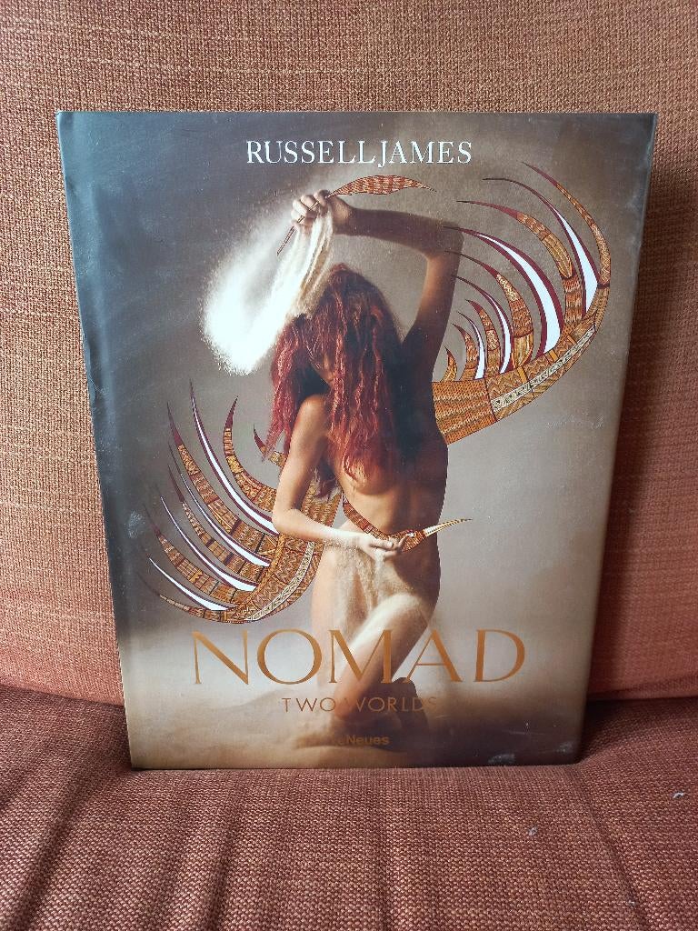Fotoboek Nomad - Russell James, Boeken, Russell James, Ophalen of Verzenden, Gelezen, Fotografen