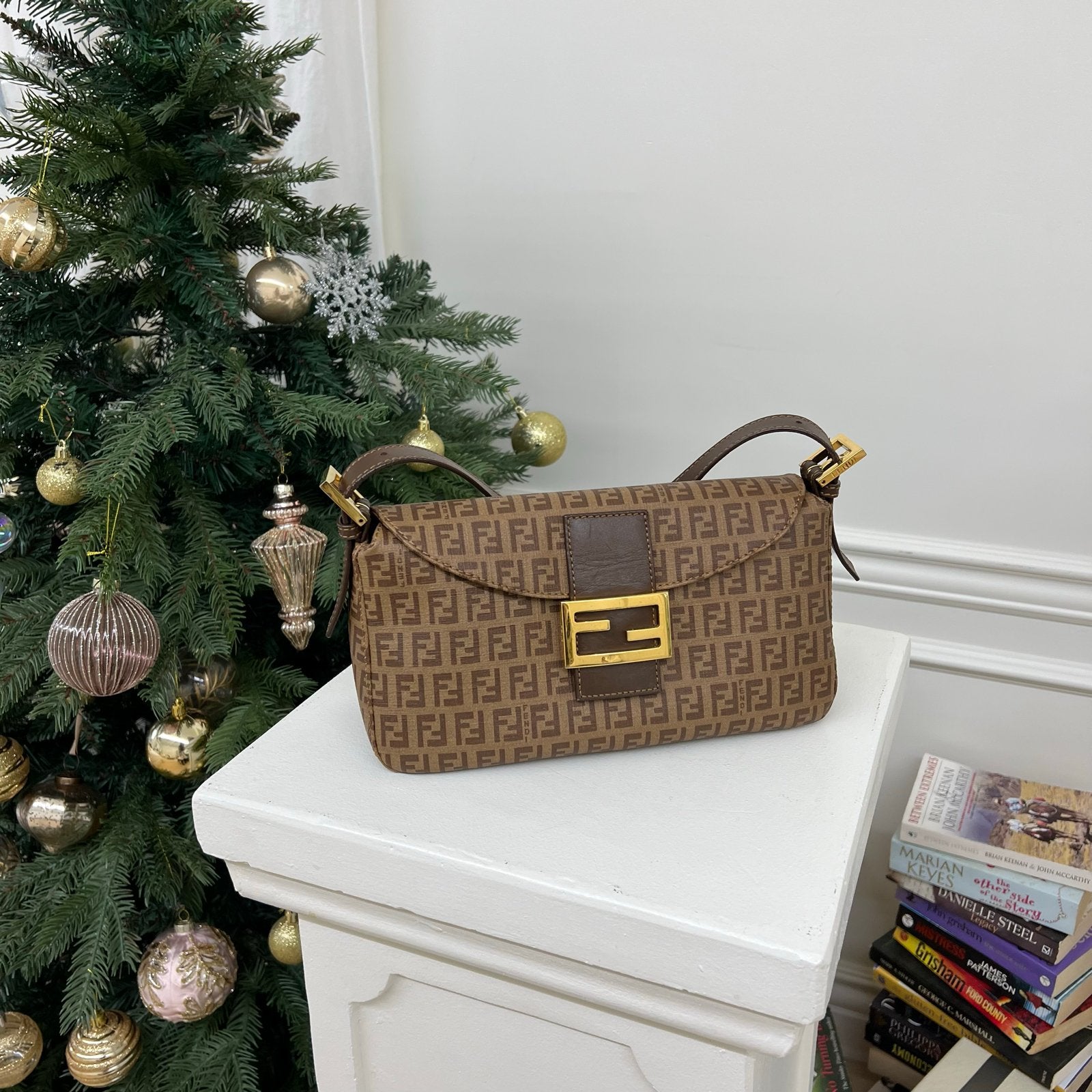 Fendi Baguette Tas Bruin FF Logo Canvas Schoudertas, Ophalen of Verzenden, Zo goed als nieuw, Bruin, Schoudertasje