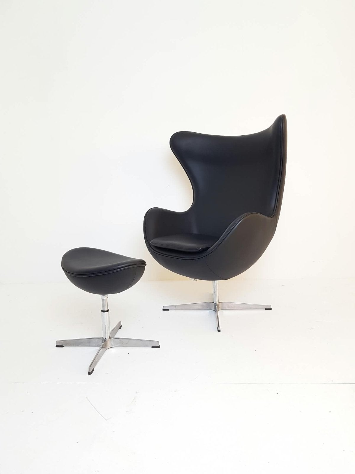 Egg chair replica en ottoman zwart leer fauteuil, Huis en Inrichting, Zwart, Leer, Ophalen of Verzenden, Zo goed als nieuw