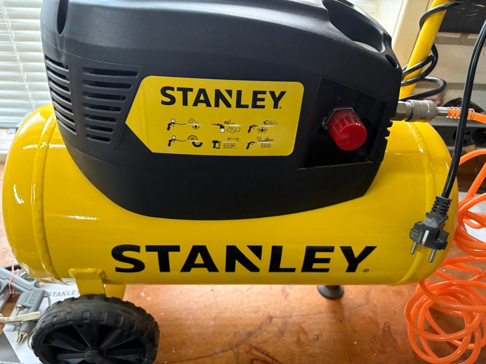 Stanley conpressor 24 liter 8 Bar 1,5 HP, Minder dan 25 liter, Ophalen of Verzenden, Zo goed als nieuw, Minder dan 200 liter/min