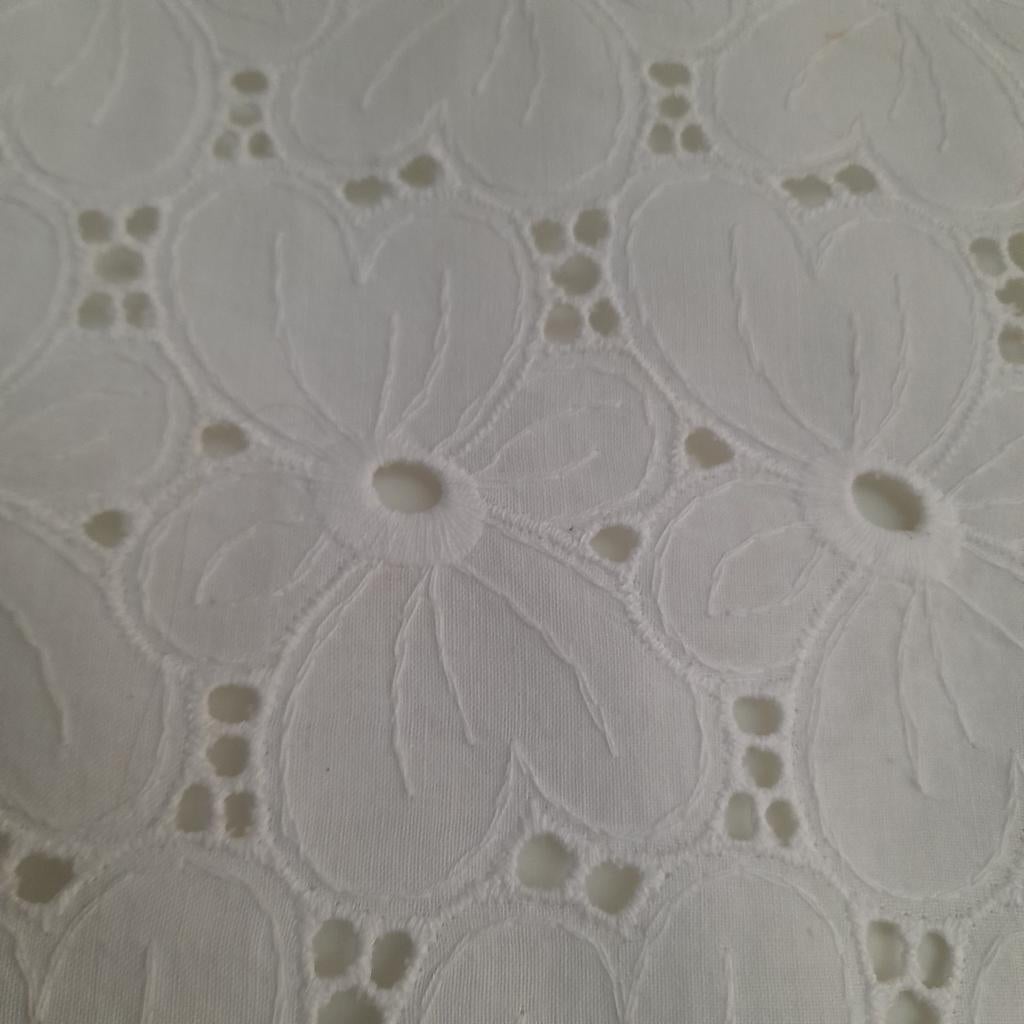 Nieuw wit tafelkleedje van bloempatroon in broderie anglaise, Ophalen of Verzenden, Nieuw, Rechthoek