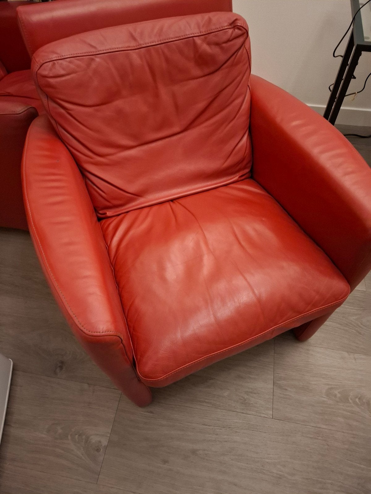 Comfortable red leather armchair, Ophalen, Gebruikt, Modern comfort, 75 tot 100 cm