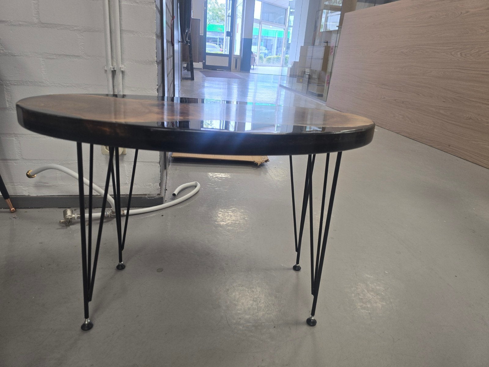 Unieke epoxy en hout salontafel met hairpin poten, Huis en Inrichting, Tafels | Salontafels, Ophalen, 50 – 75, Overige materialen