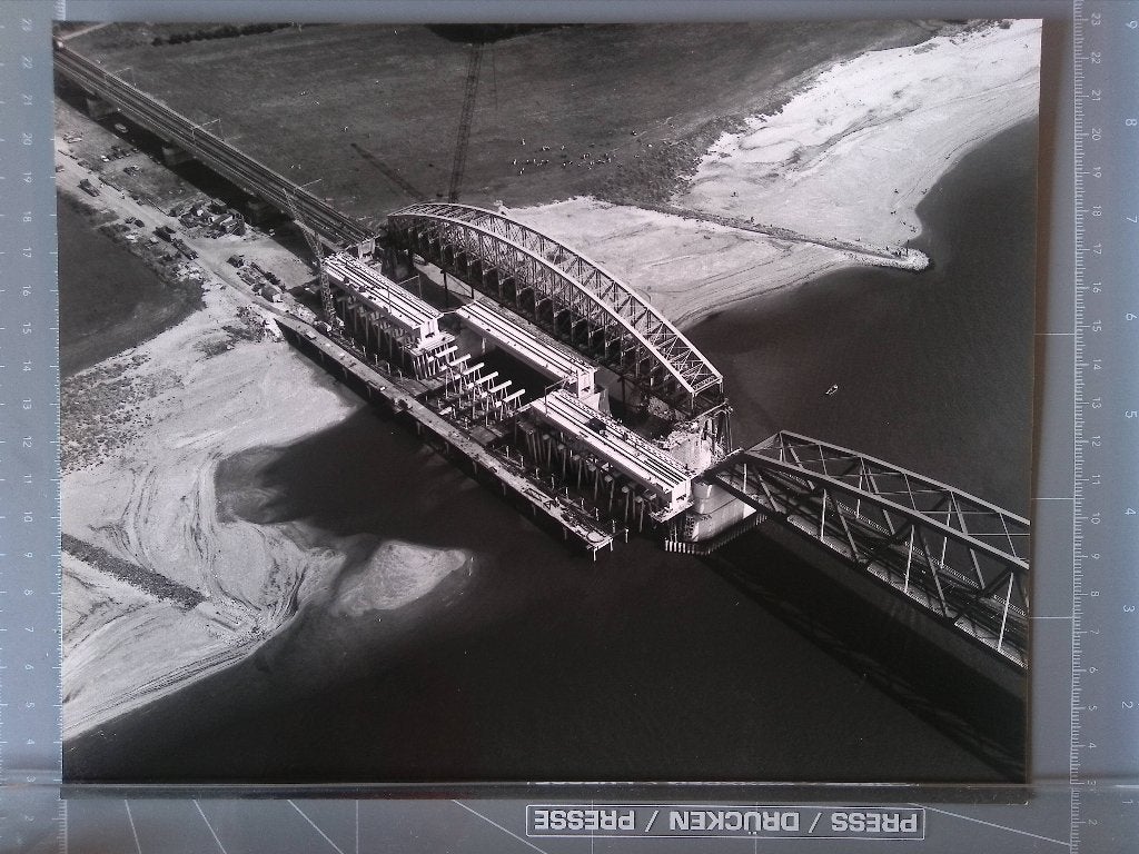 Nijmegen brug in aanbouw luchtfoto (Persfoto 1984), Gebruikt, Verzenden, Foto, Voor 1940