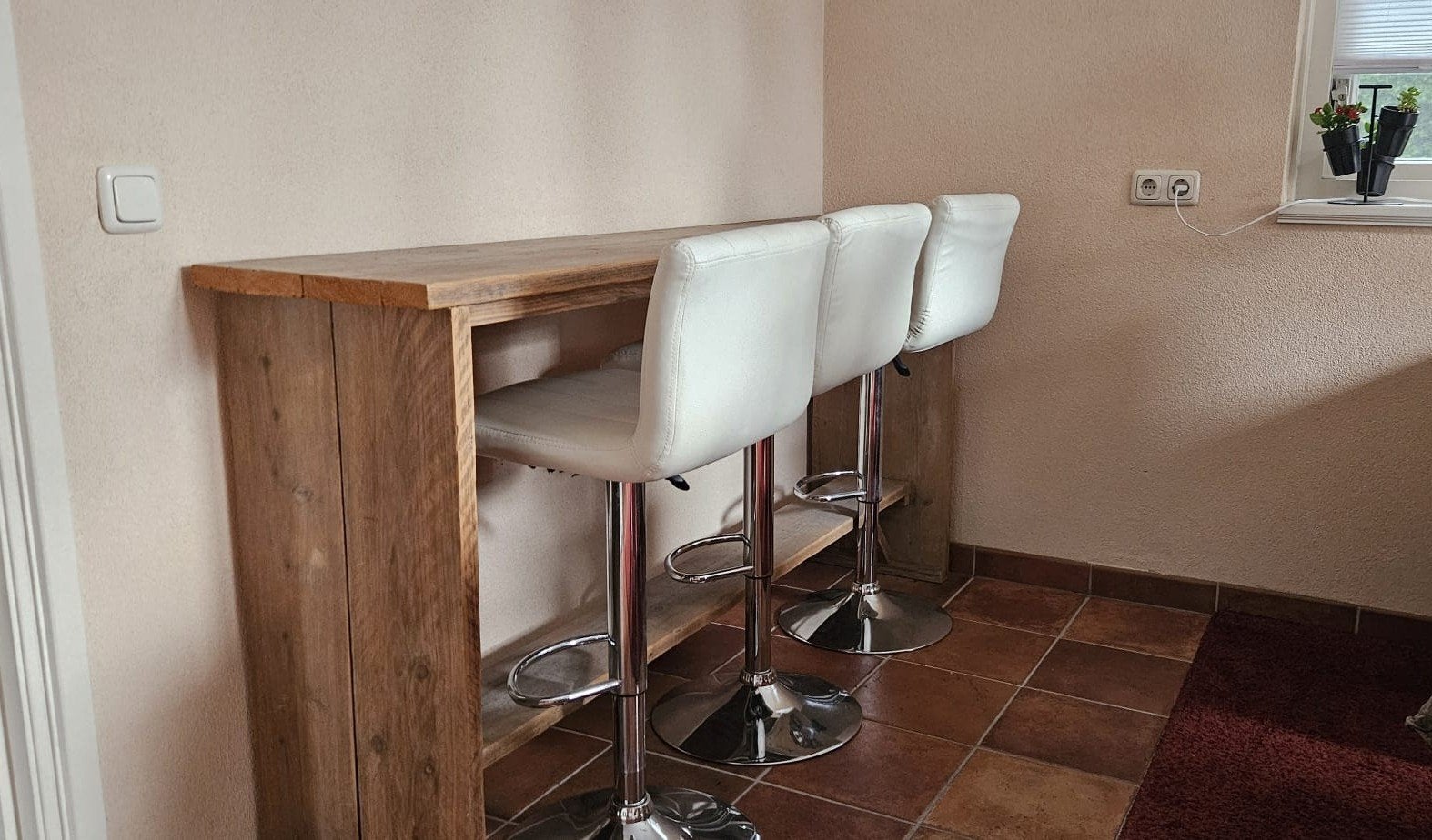 Steigerhouten bar met 3 verstelbare witte barstoelen, Ophalen, Gebruikt, Hout, In hoogte verstelbaar