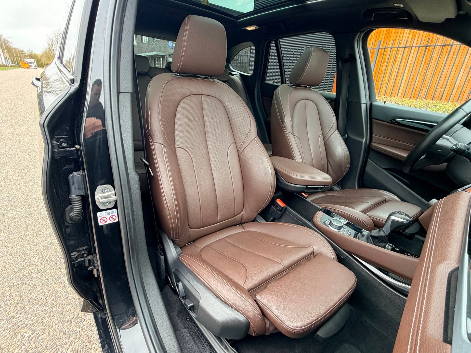 BMW X1 BMW X1 XDrive25e M-sport, panorama, trekhaak, HUD, 12 maanden, Gebruikt, 750 kg, Zwart