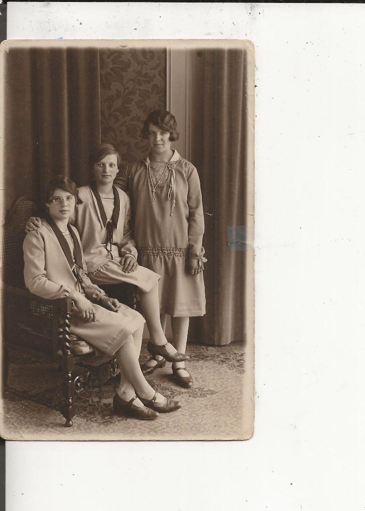 Monster Drie jonge vrouwen poseren A Blommers Fotokaart, Verzamelen, Ophalen of Verzenden, Ongelopen, Zuid-Holland