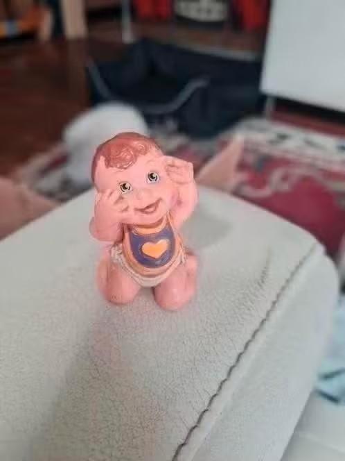 poppenhuis miniaturen lachend popje 5 cm, Verzamelen, Poppenhuizen en Toebehoren, Ophalen of Verzenden, Zo goed als nieuw, Poppenhuis