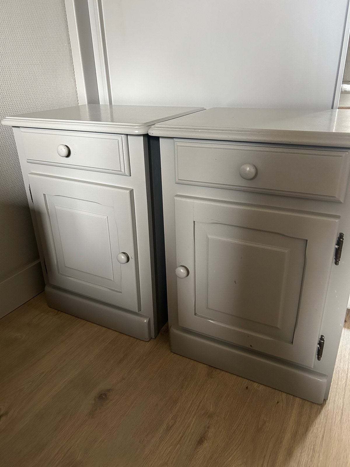 Set van 2 grijze nachtkastjes met lade en deurtje, Huis en Inrichting, Gebruikt, Minder dan 45 cm, Hout, 55 tot 70 cm