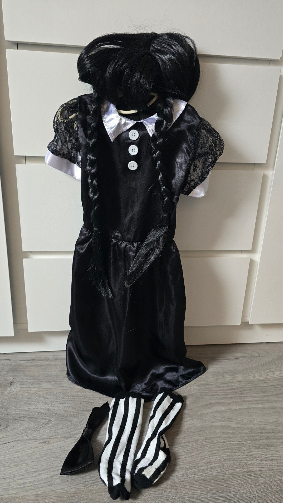 Wednesday Addams kostuum met pruik en accessoires, Kinderen en Baby's, Ophalen of Verzenden, Zo goed als nieuw, 110 t/m 116, Meisje