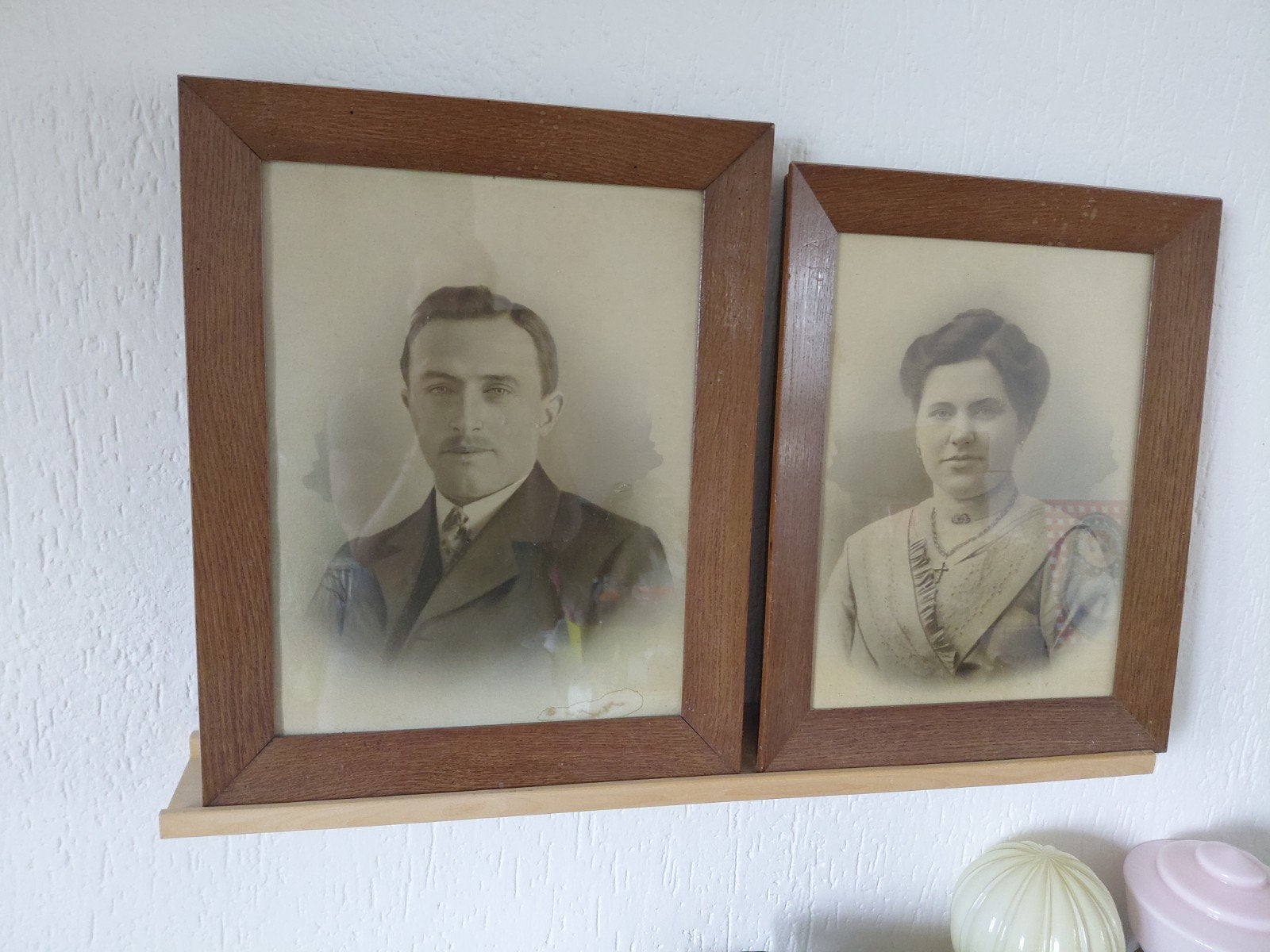 Twee antieke portretfoto's achter glas in lijst, Ophalen