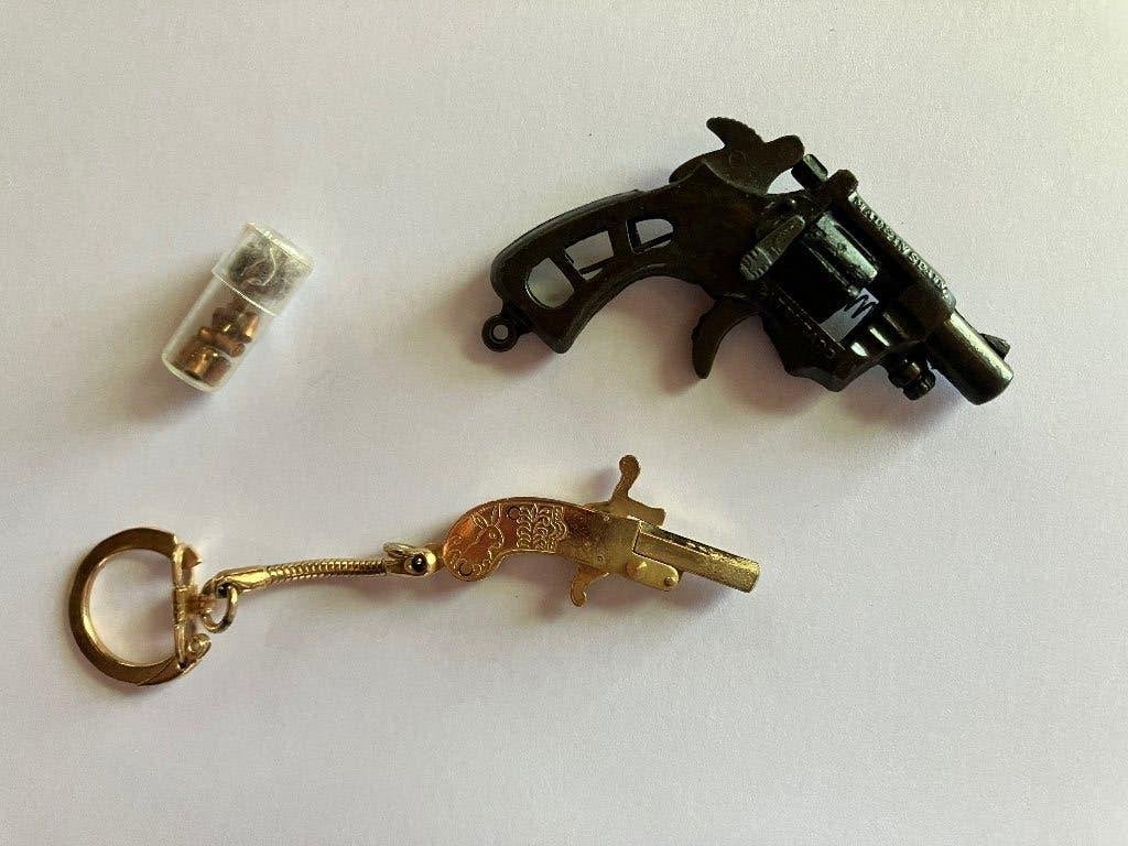 Antieke Berloque miniatuur revolver & pistool  (4cm / 7cm), Ophalen of Verzenden, Overige soorten, Nederland, Miniatuur of Beeldje