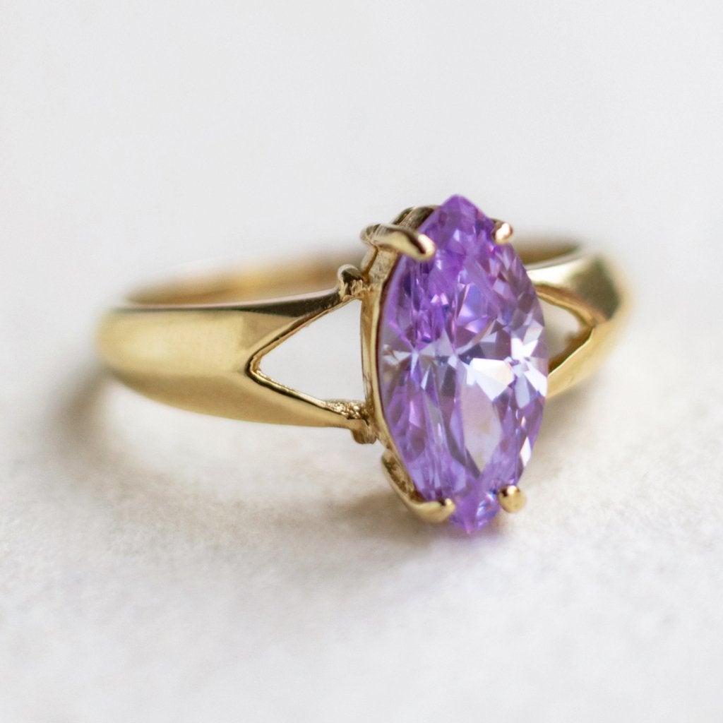 Vintage 9K goud solitaire ring met Paarse CZ - maat 18, Sieraden, Tassen en Uiterlijk, 18 tot 19, Ophalen of Verzenden, Zo goed als nieuw