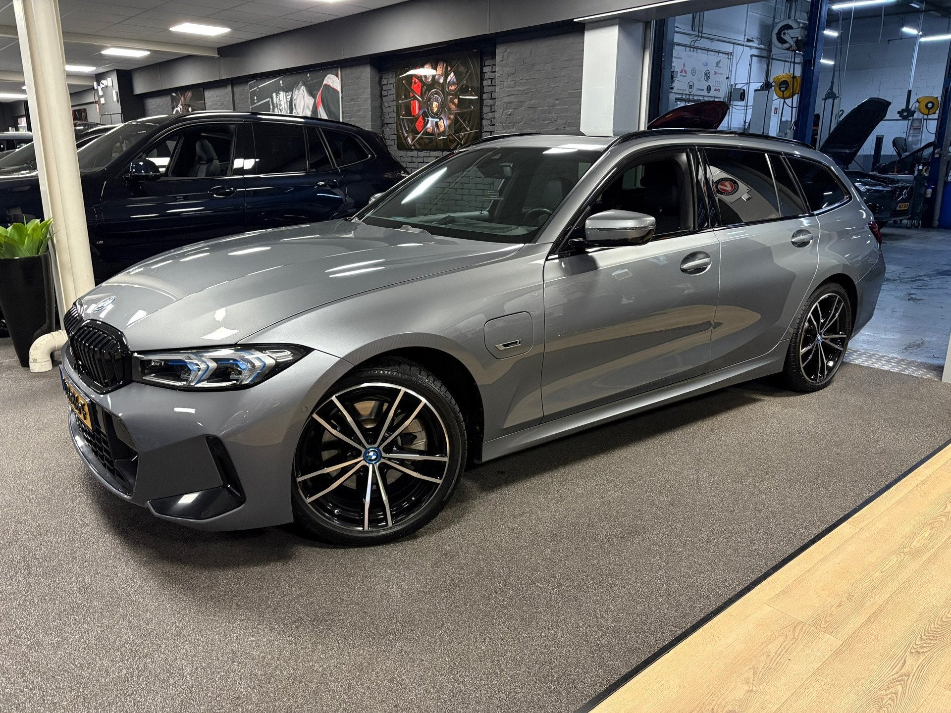 BMW 3-serie Touring 330e xDrive M-pakket facelift / Panorama, Auto's, Gebruikt, 4 cilinders, Plug-in hybride, Vierwielaandrijving