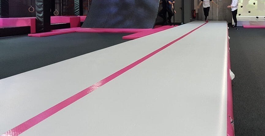 AirTrack 15 x 2,0 x 0,2 meter inclusief nieuwe elektrische p, Ophalen, Materiaal