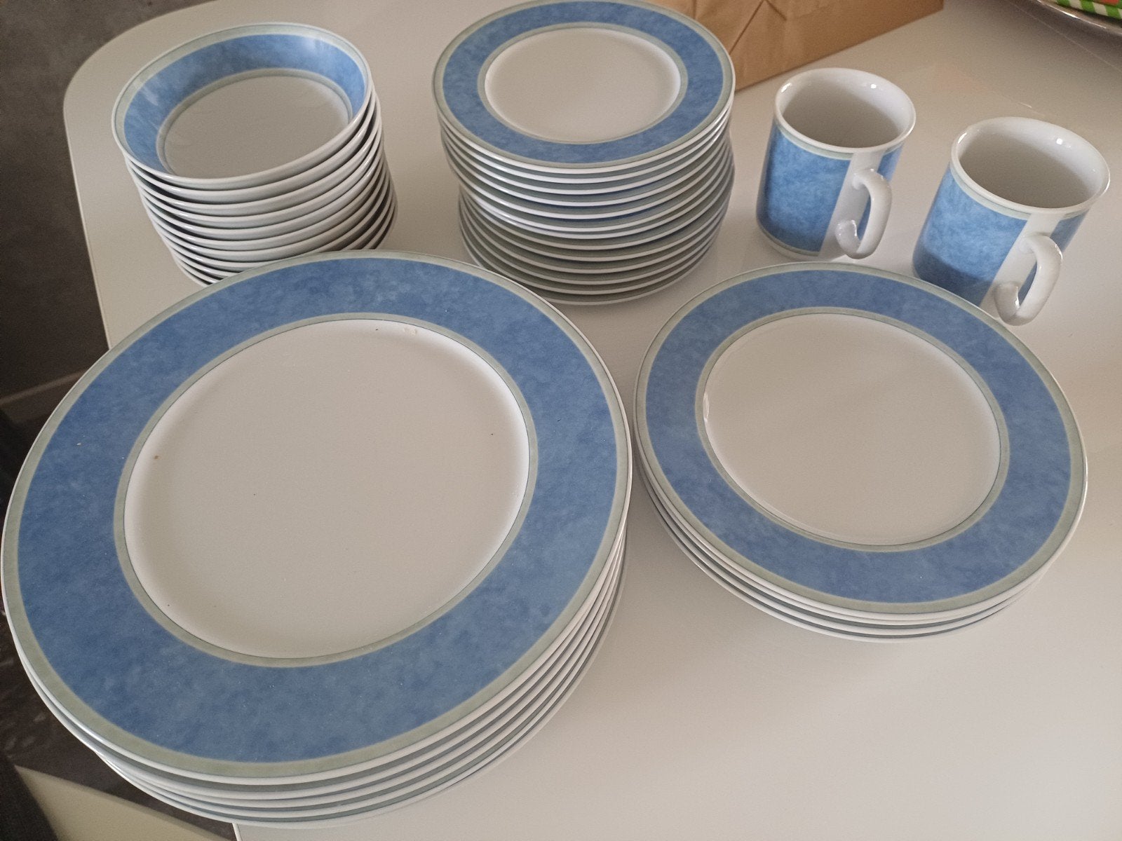 Servies set: borden en mokken met blauwe rand, Ophalen, Aardewerk, Overige stijlen, Bord(en)