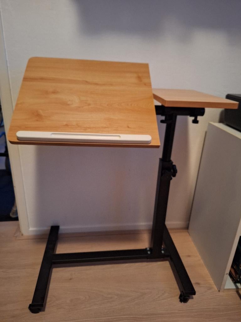 Verrijdbaar in hoogte verstelbaar bureau/laptoptafel, Ophalen, Zo goed als nieuw