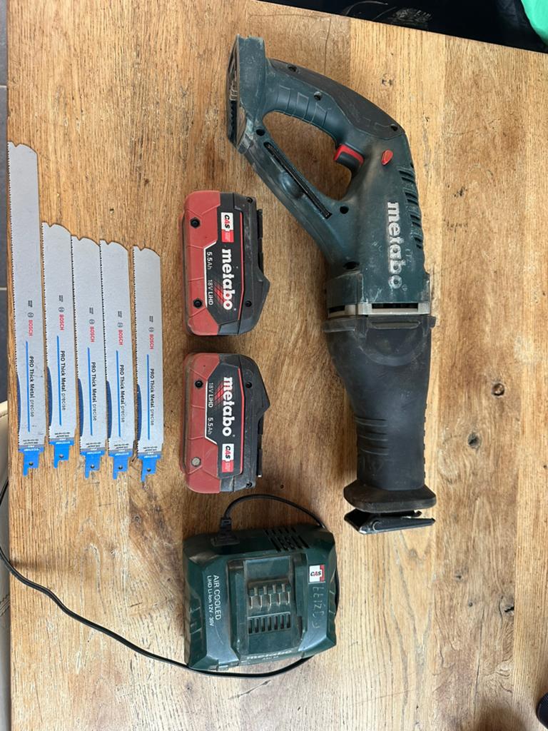 Metabo Reciprozaag met 2x 18V accu's en lader, Doe-het-zelf en Verbouw, Ophalen of Verzenden, Gebruikt, Reciprozaag, 70 mm of meer