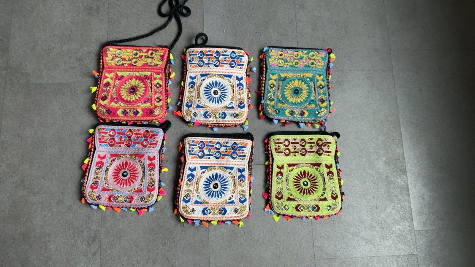 Geborduurd schoudertasje, Sieraden, Tassen en Uiterlijk, Tassen | Damestassen, Ophalen of Verzenden, Nieuw, Schoudertasje