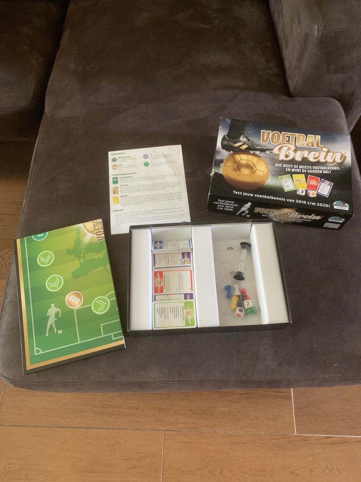 Voetbal Brein Bordspel - Test je voetbalkennis!, Drie of vier spelers, Ophalen, Zo goed als nieuw