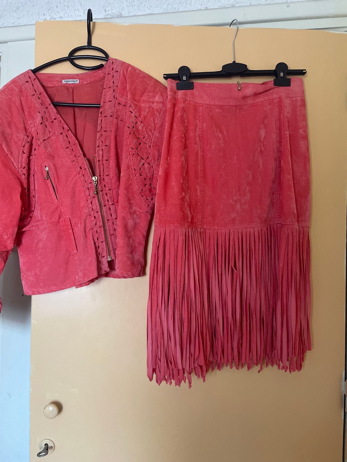 Vintage roze suède set: jasje en rok met franjes, Roze, Gedragen, Boven de knie, Ophalen