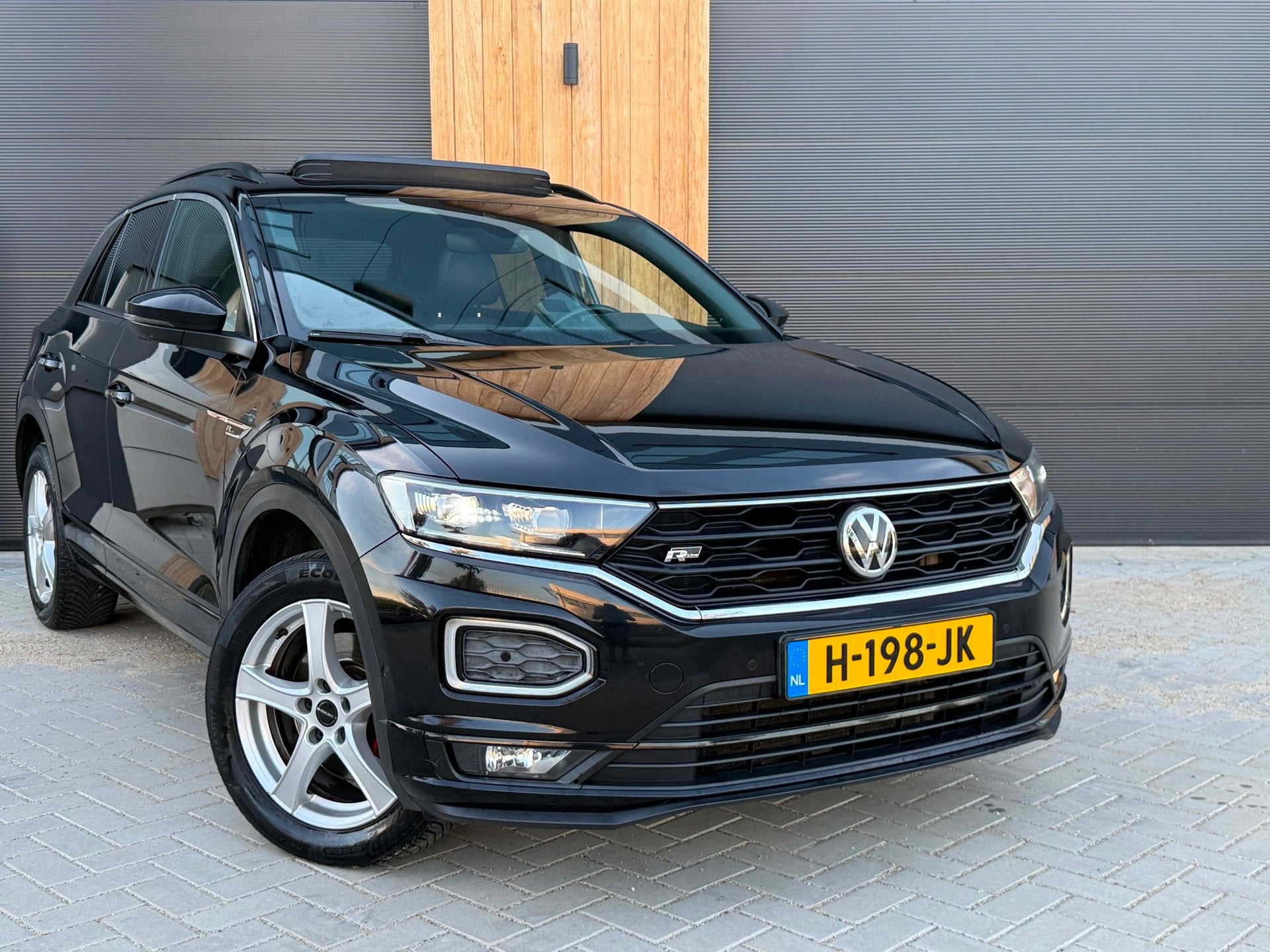 Volkswagen T-Roc 1.6 TDI 3X R-Line (bj 2019) PANO/BEATS/XENO, Auto's, Voorwielaandrijving, Gebruikt, 4 cilinders, Zwart
