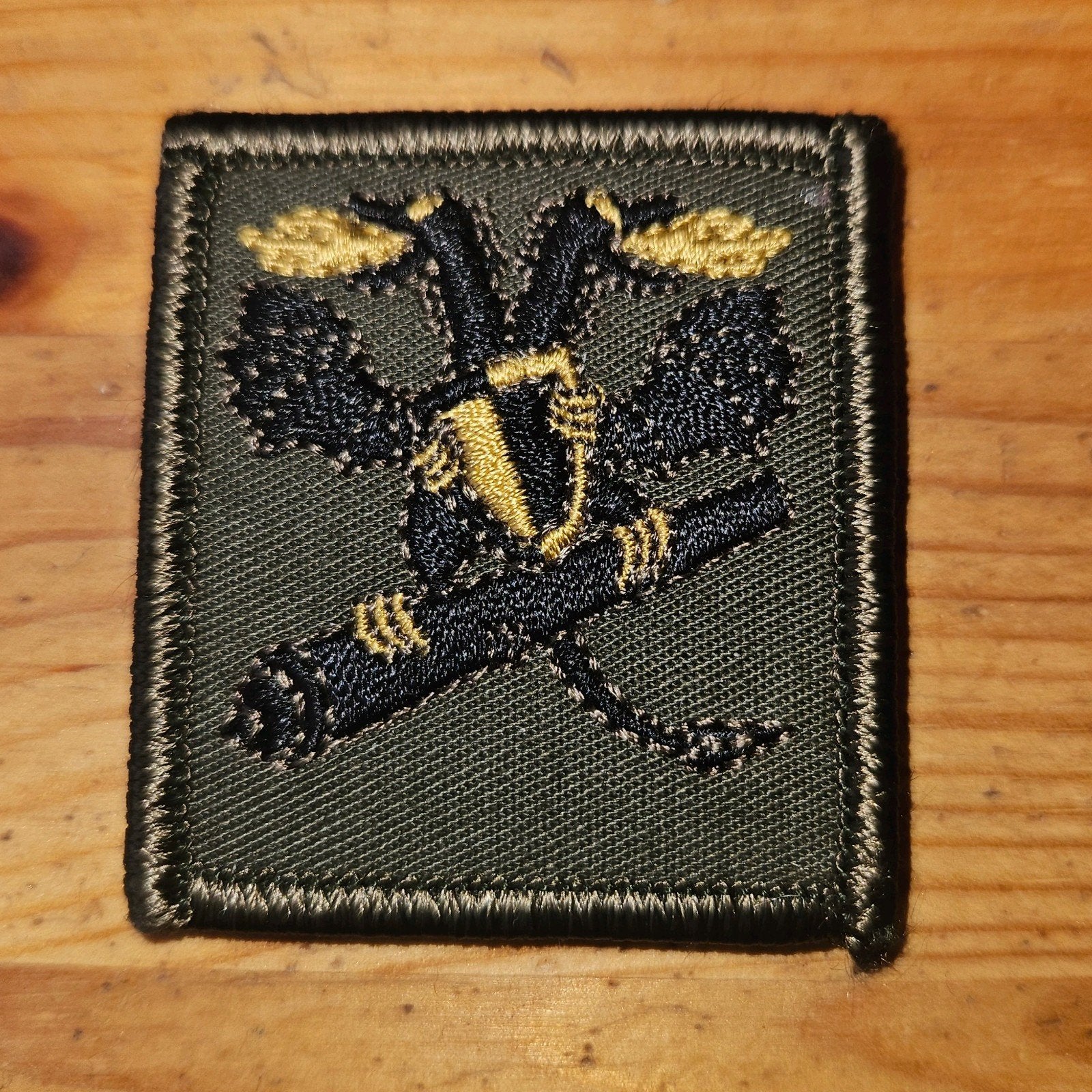 Borstembleem VUSTCO, Verzamelen, Militaria | Algemeen, Ophalen of Verzenden, Landmacht, Nederland, Embleem of Badge