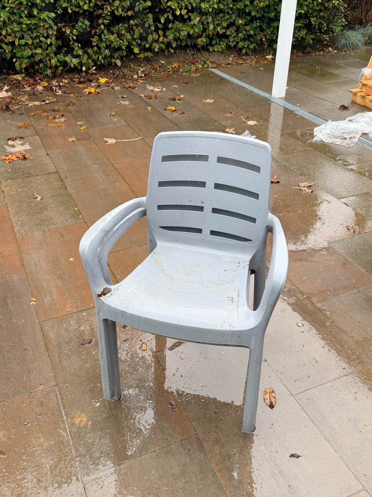 Gratis: 3x grijze kunststof tuinstoel, Ophalen, Gebruikt, Kunststof