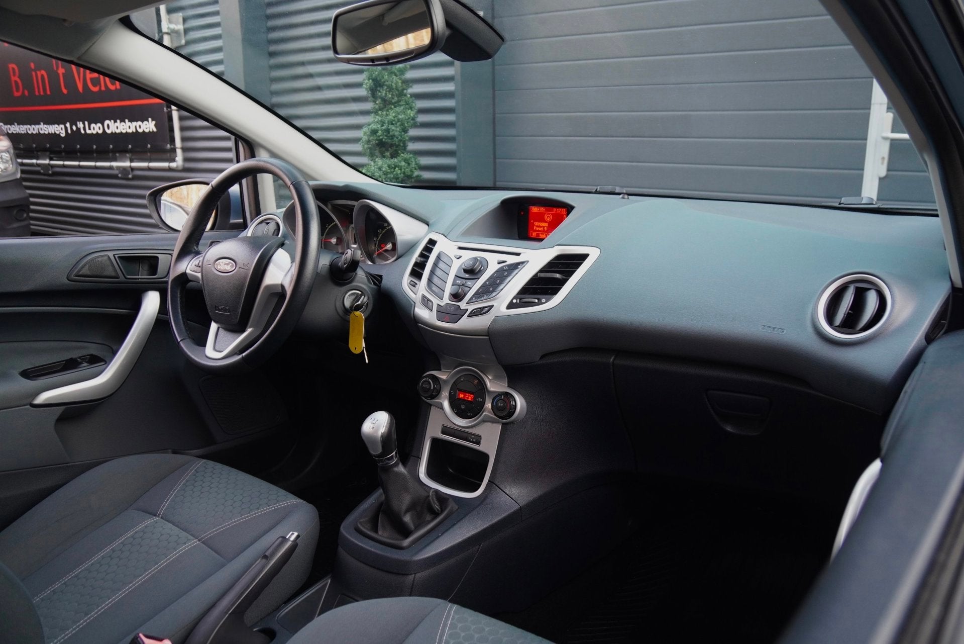 Ford Fiesta 1.25 Titanium BLUETOOTH SFEERVERLICHTING PDC V/A, Auto's, Voorwielaandrijving, Stof, 82 pk, Bedrijf