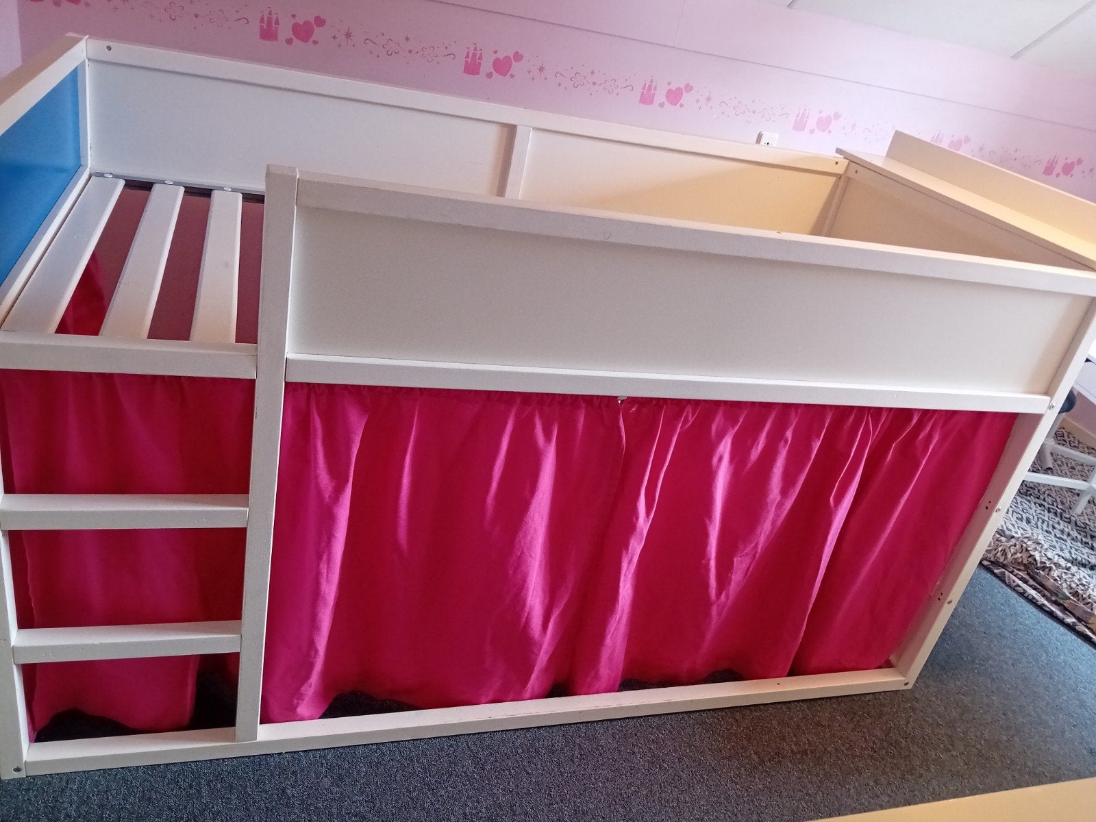 Ikea Kura omkeerbaar bed wit geschilderd met roze gordijnen, Ophalen, 85 tot 100 cm, Gebruikt, Lattenbodem