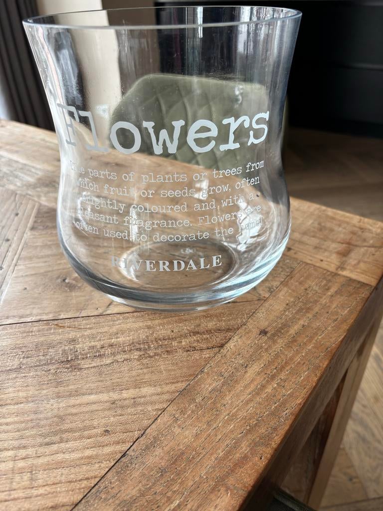 Riverdale glazen vaas met 'Flowers' opdruk, Ophalen, Overige kleuren, Minder dan 50 cm, Glas