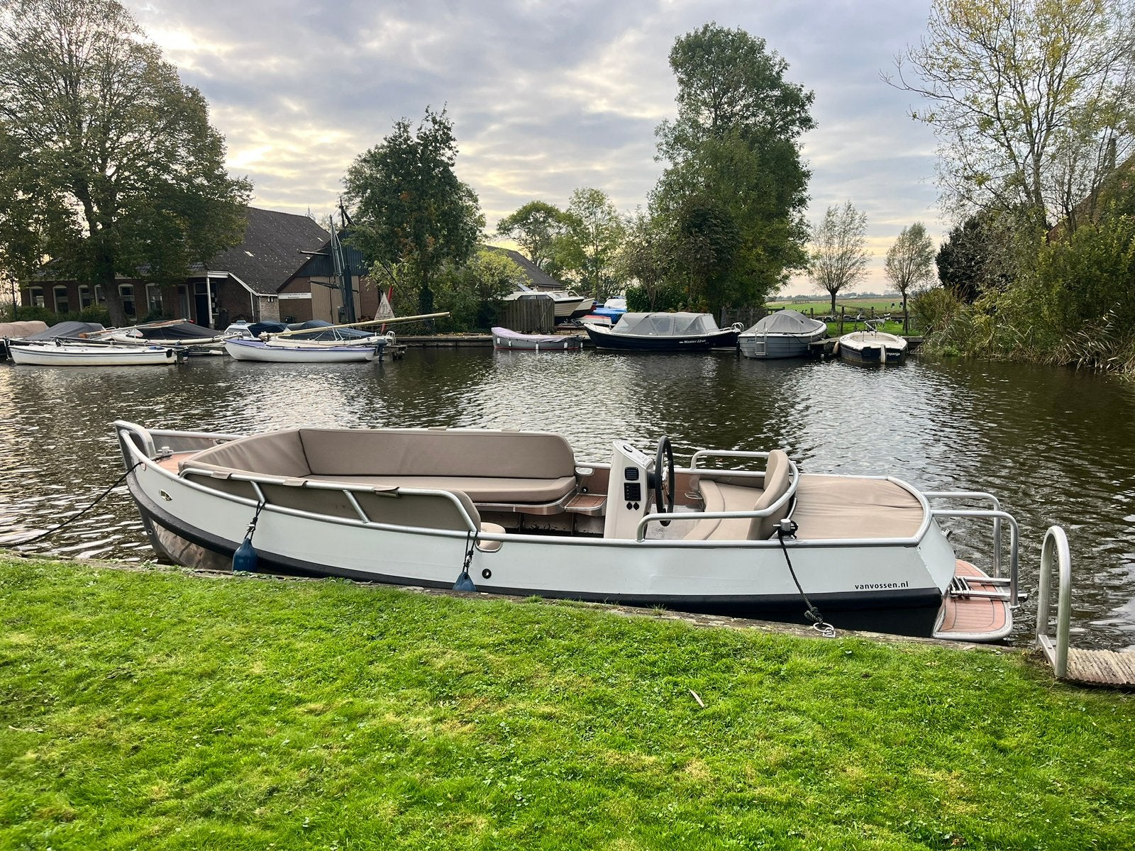 Van Vossen 550 aluminium e-sloep, Watersport en Boten, Sloepen, Gebruikt, Overige typen, Overige merken, Kussenset, Elektrisch