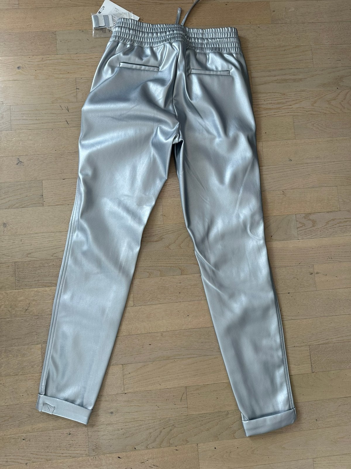 Nukus zilveren broek maat M, Kleding | Dames, Broeken en Pantalons, Maat 38/40 (M), Overige kleuren, Verzenden, Nieuw