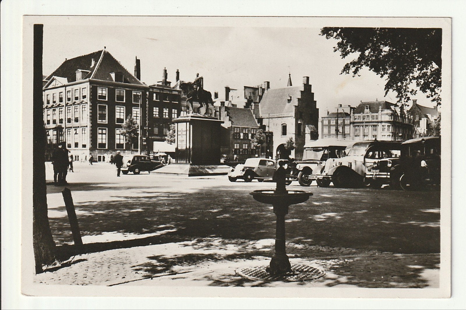 DEN HAAG BUITENHOF STANDBEELD KONING WILLEM II GEVANGENPOORT, Verzamelen, Ophalen of Verzenden, 1940 tot 1960, Gelopen, Zuid-Holland