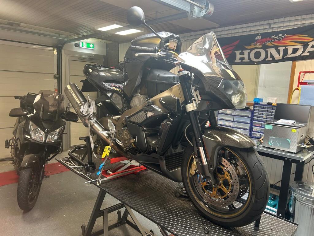 motor aprilia tuono, Motoren, Occasion, Particulier, Minimaal motorrijbewijs A1, Naked bike