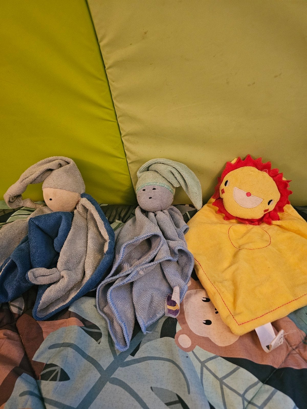 Set van 3 knuffeldoekjes: 2 poppetjes, 1 leeuw, Ophalen of Verzenden, Gebruikt, Overige typen