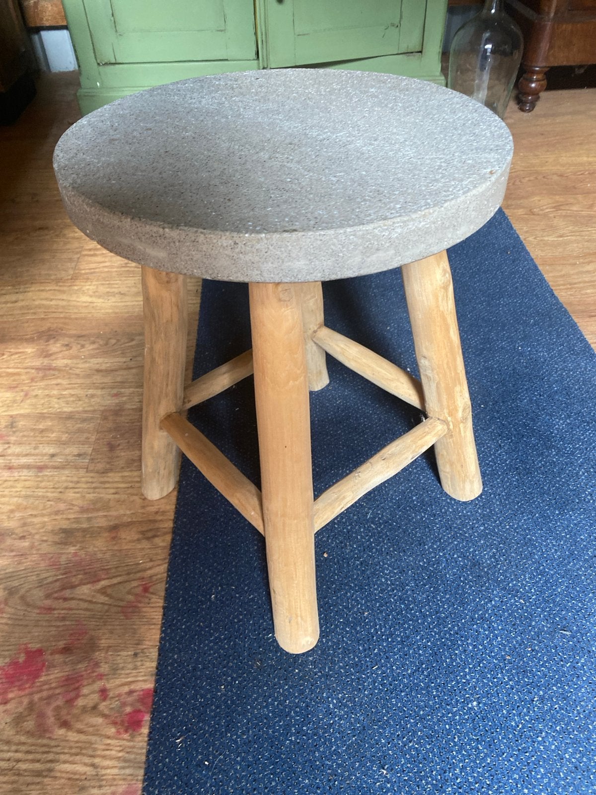 Houten krukje/tafeltje met betonnen zitting - H45 D35 cm, Ophalen, Overige materialen, Gebruikt, Nvt