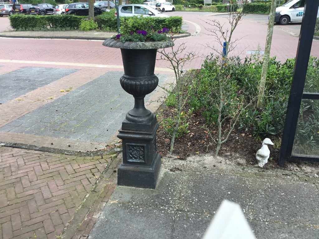 Gietijzeren vaas op sokkel, Ophalen, Gebruikt