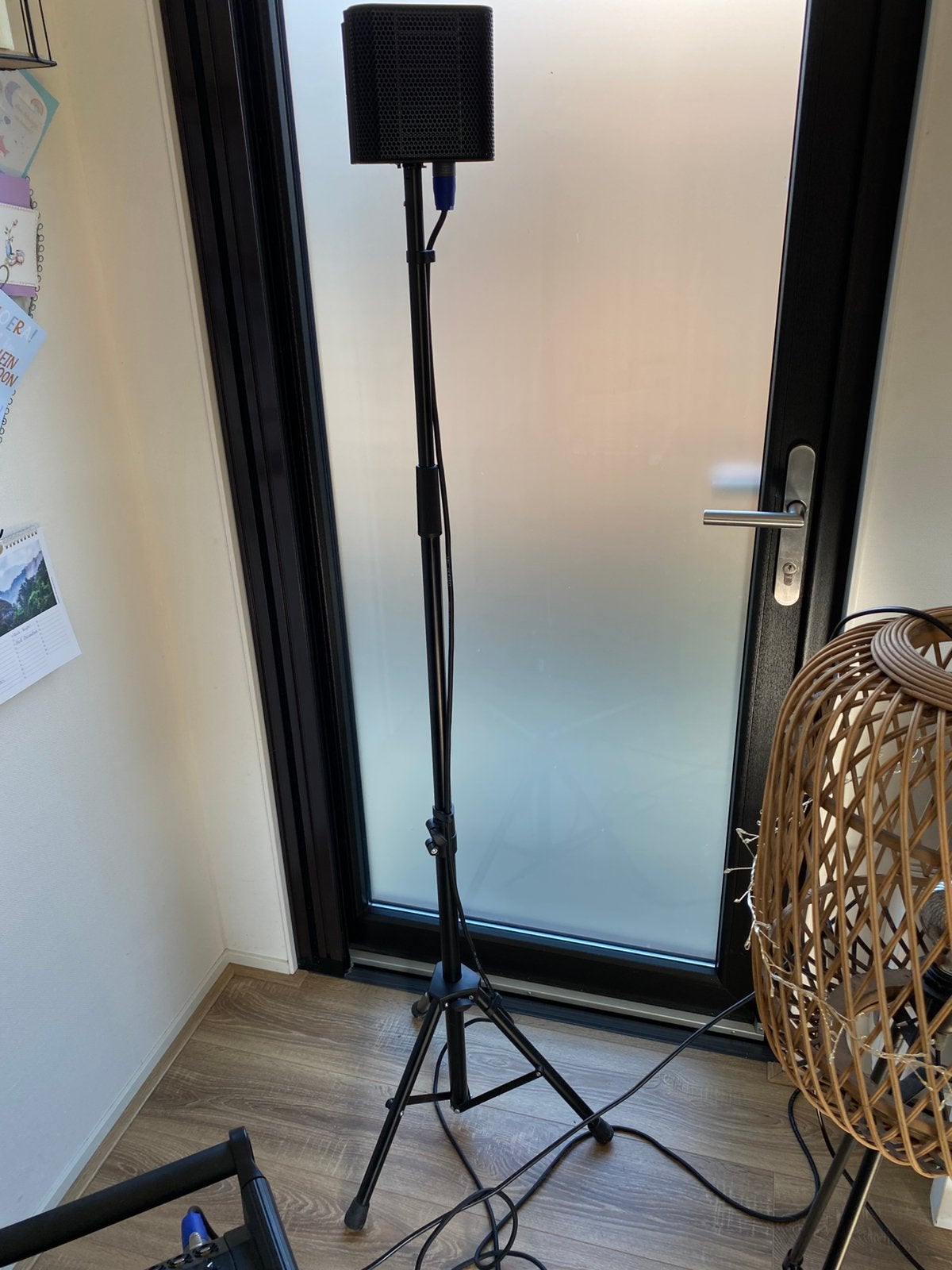 Foto 4 van Zanginstallatie zwart met kleine boxen op standaard,