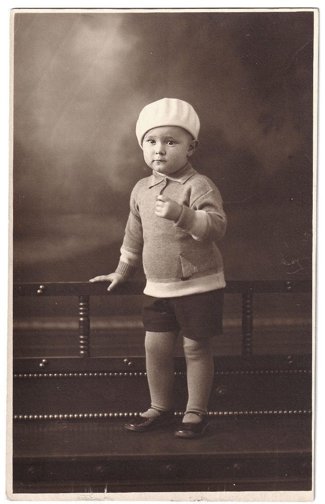 Foto - Kind Jongen Muts - Fotograaf J. Bosch Roosendaal, Gebruikt, Foto, Ophalen of Verzenden, Voor 1940