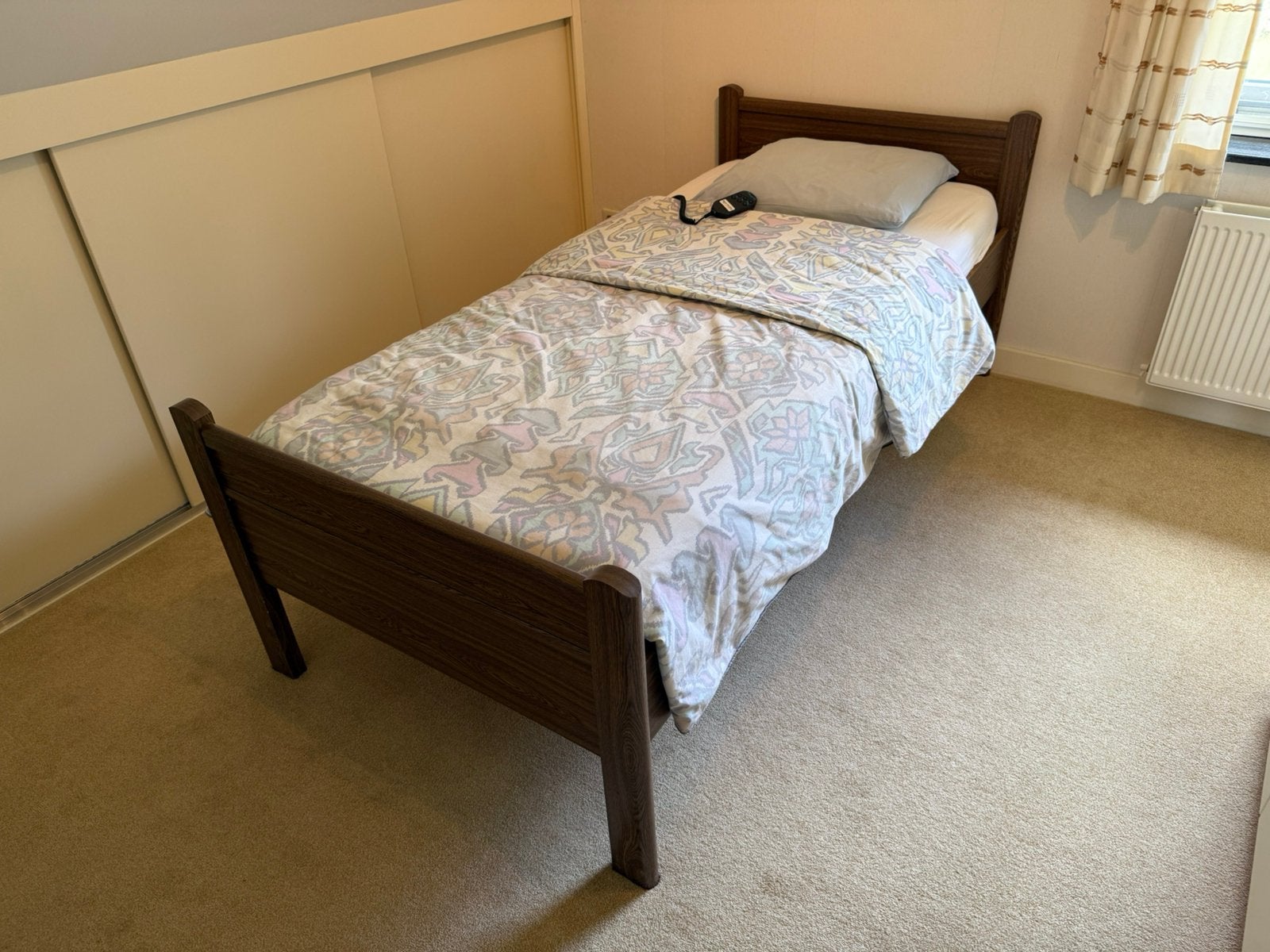 Elektrisch verstelbaar senioren bed 90x200, Ophalen, Zo goed als nieuw, Eenpersoons