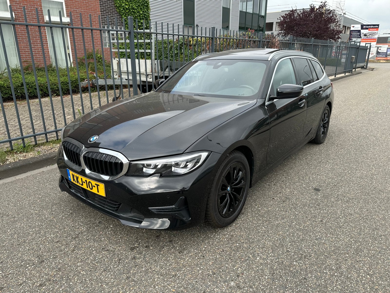BMW 3-serie 318i M sport PANO/LEDER/GR.NAVI/LED/TREKHAAK, 1998 cc, 1800 kg, 4 cilinders, Verwarming stoelen achter