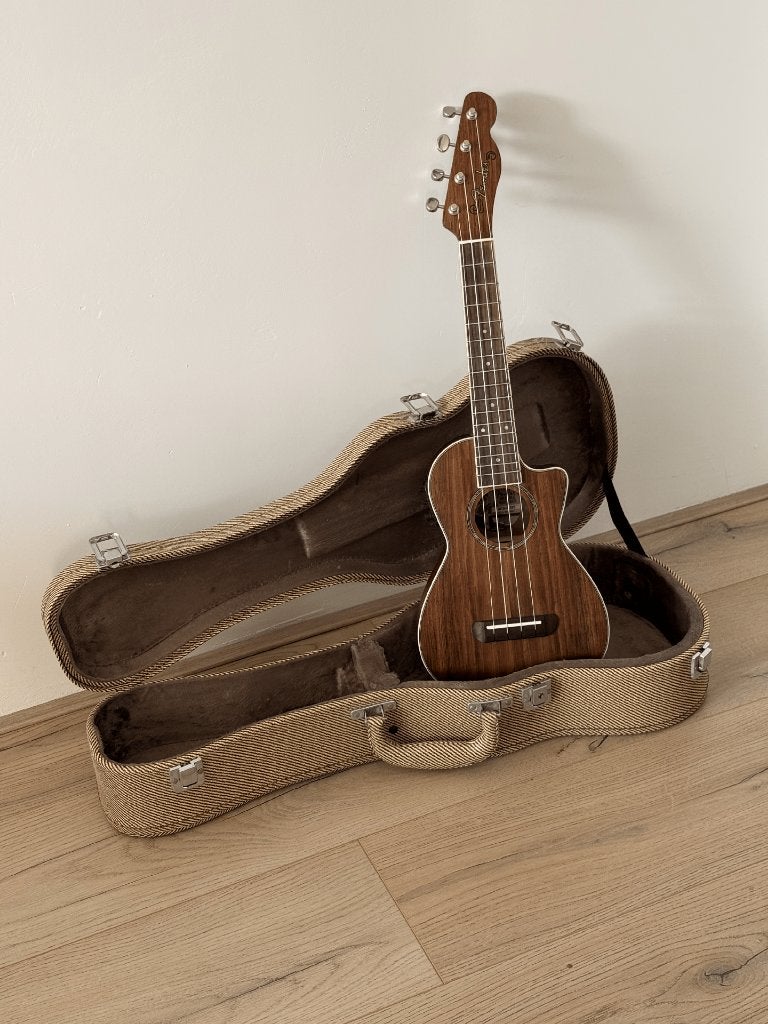 Fender Mino'Aka Koa CE Concert Ukelele + Luxe Tweed Hardcase, Muziek en Instrumenten, Snaarinstrumenten | Overige, Ophalen, Zo goed als nieuw