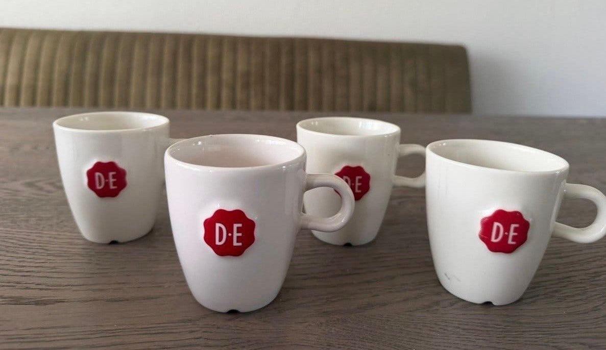 4 Douwe Egberts D.E. Koffie kopjes, Overige merken, Keramiek, Zo goed als nieuw, Modern